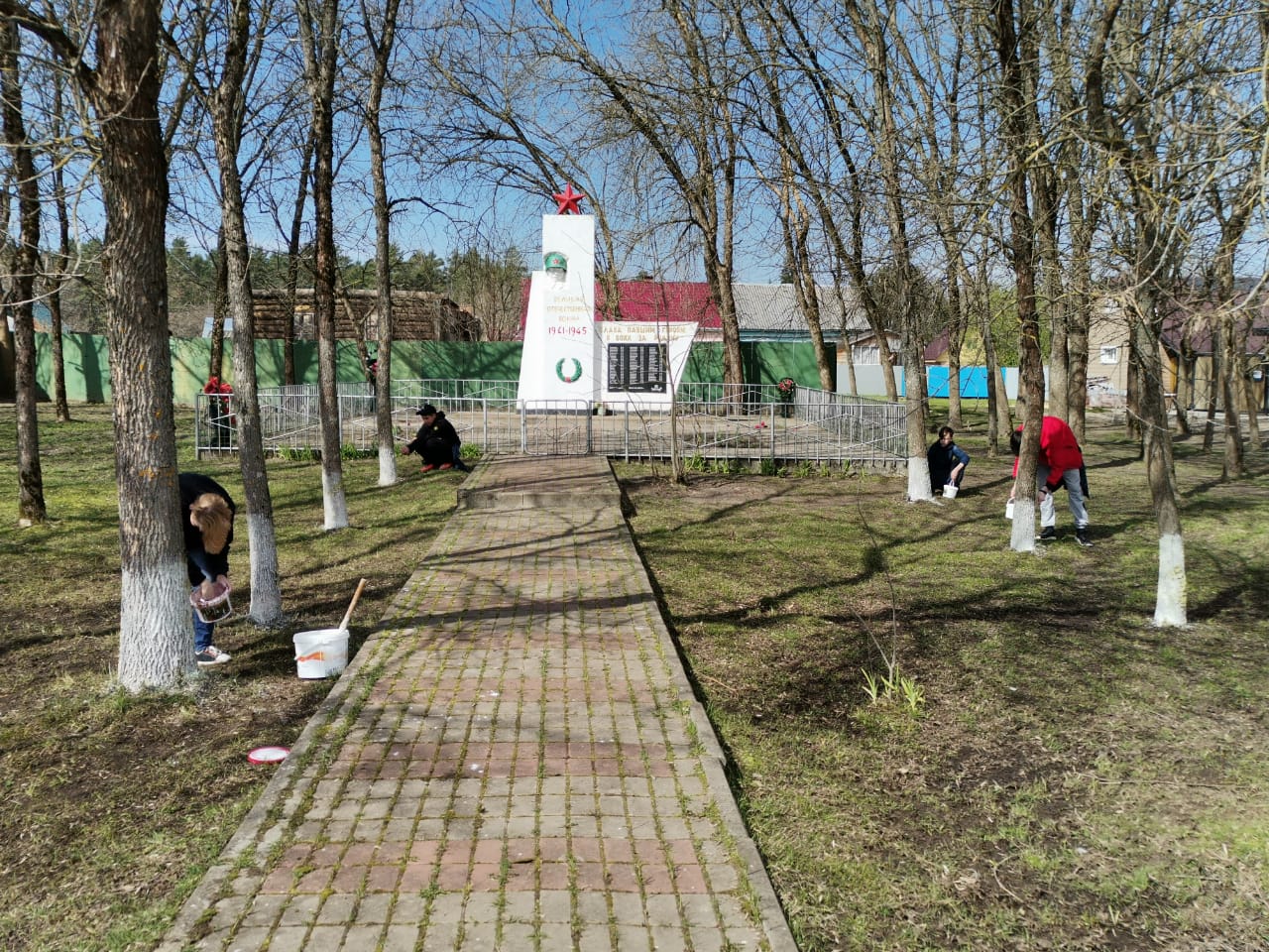 Традиционная акция «Обелиск» по уборке территории возле памятника погибшим односельчанам..