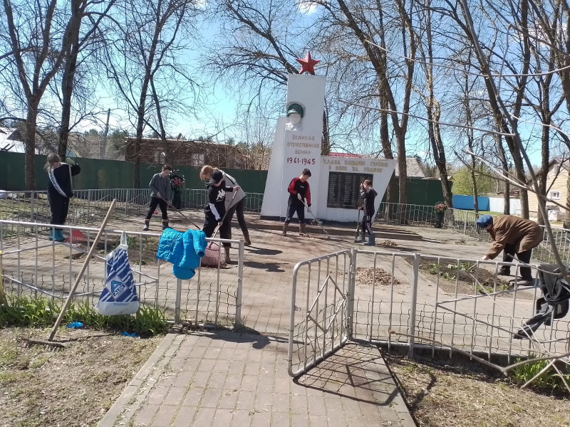 Традиционная акция «Обелиск» по уборке территории возле памятника погибшим односельчанам..